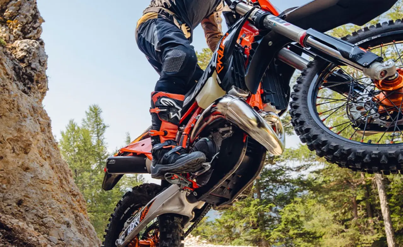 KTM 300 EXC HARDENDURO 2027: Kompromissloser denn je – das Extrem-Enduro-Flaggschiff im Detail
