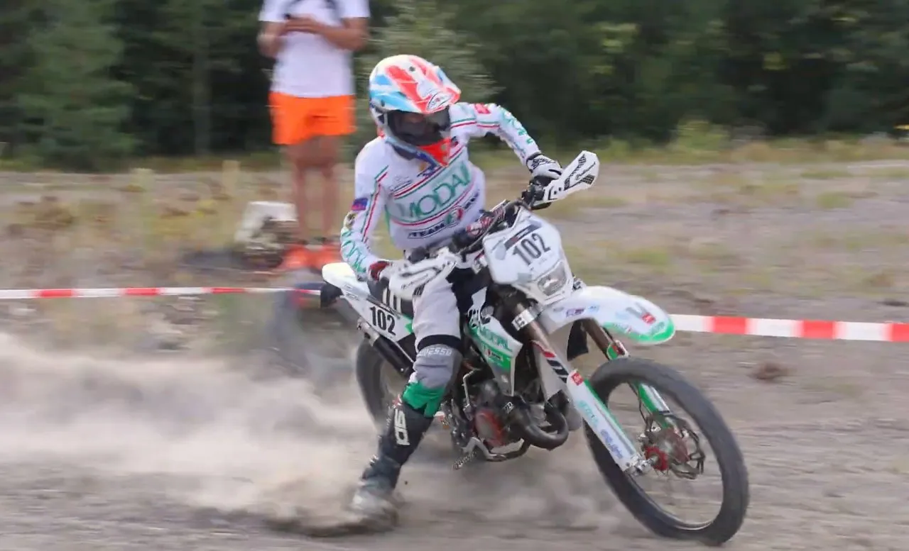 Triumph trotz Schmerzen: Emil Doras holt emotionalen MiniEnduro-Europacupsieg in Frankreich